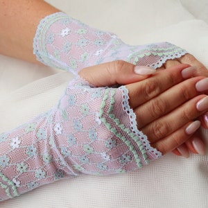 Freshmint kanten handschoenen. Kanten handschoenen.  Lichtblauwachtig met een groenachtig patroon. Vingerloze kanten handschoenen. KLAAR VOOR VERZENDING.