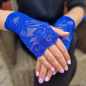 Kostuumhandschoenen. Koning blauwe handschoenen. Blauwe handschoenen. Kanten handschoenen in blauw. Handschoenen van stretchkant. Vingerloze handschoenen. Cadeau voor haar.