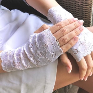 Wedding Gloves. Bridal Gloves. Lace Gloves. White Lace Gloves.  Fingerless Glove. Ready to ship.