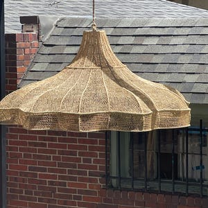 Luminária pendente marroquina ondulada em rattan – Lustre boho tecido à mão