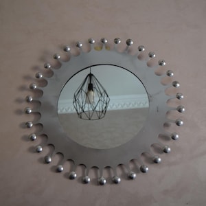 Boho handgjord rund väggdekor i plåt, solstråleram, mässingsknopp, välvd design