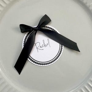 Cinta de lazo de raso en blanco y negro, tarjeta minimalista con nombre para bodas y eventos
