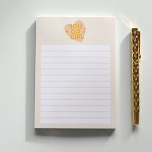 Bloc de notas A6 &quot;You Go Girl&quot; / Bloc de notas bonito, relleno de media para amantes de la papelería, notas adhesivas rosas, lista de tareas en tonos pastel, mini bloc de escritorio, regalos para ella