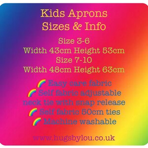 K&ouml;nnte beinhalten: Eine bunte Grafik mit dem Text "Kids Aprons Sizes & Info" und Details zu den Gr&ouml;&szlig;en und Merkmalen der Sch&uuml;rzen. Die Sch&uuml;rzen sind aus pflegeleichtem Stoff, selbstverstellbar, haben einen Halsband mit Druckknopfverschluss, 50 cm lange B&auml;nder aus dem gleichen Stoff und sind maschinenwaschbar. Die Website-Adresse lautet www.hugsbylou.co.uk.