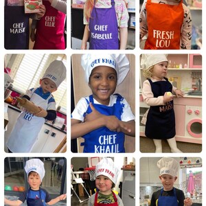 K&ouml;nnte beinhalten: Eine Collage aus neun Fotos, die Kinder zeigen, die personalisierte Kochm&uuml;tzen und Sch&uuml;rzen tragen. Jedes Kind tr&auml;gt eine Sch&uuml;rze in einer anderen Farbe mit seinem Namen darauf gestickt. Die Sch&uuml;rzen sind wei&szlig; mit einer Tasche auf der Vorderseite. Die M&uuml;tzen sind wei&szlig; mit einem roten Rand und dem Namen des Kindes auf der Vorderseite gestickt.