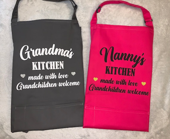 Grembiule da cucina con frase Da mamma cucina sempre aperta | Il Ricamificio