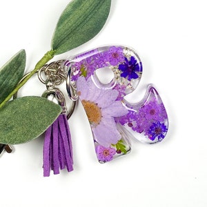 Llavero con letra de resina con forma de flor, inicial retro floral morada hecha a mano personalizada, etiqueta para mochila, regalos para mujeres y niñas, dije para billetera