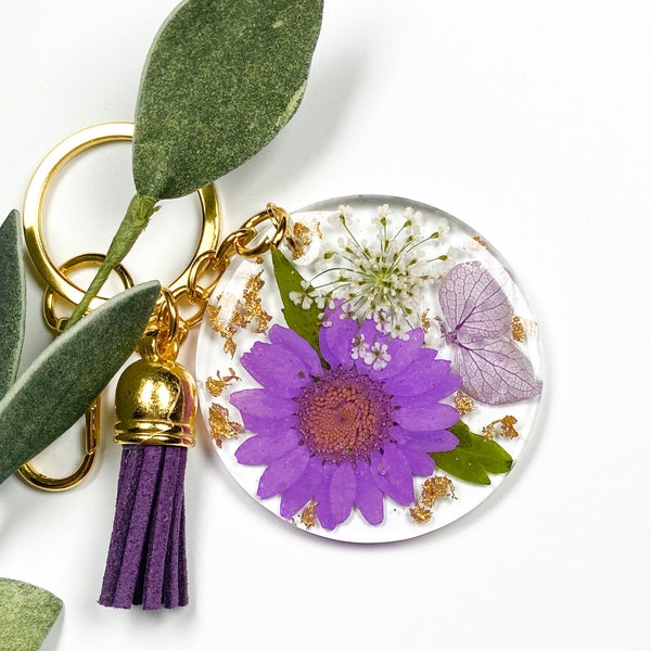 Pressed Purple Flower Resin Keychain, Daisy Key Chain, Dried Flower Girls Gifts, Custom Round Floral Charm, Womens Handbag Key Chain