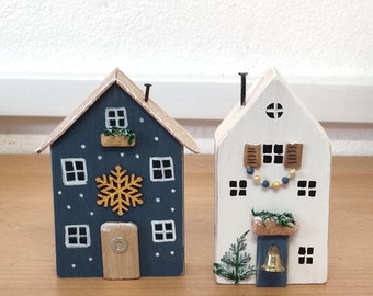 Picole case di legno. Decorazioni natalizie. Villaggio in miniatura. Case fatte a mano