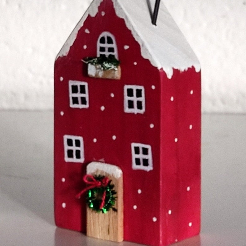 Picole case di legno. Decorazioni di casa. Villaggio in miniatura. Case fatte a mano Red House
