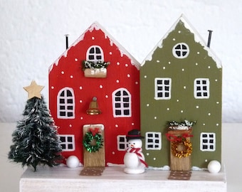 Scène de maisons en bois de Noël. Décor de vacances. Maisons d’hiver faites à la main. Cottage nordique festif. Village miniature