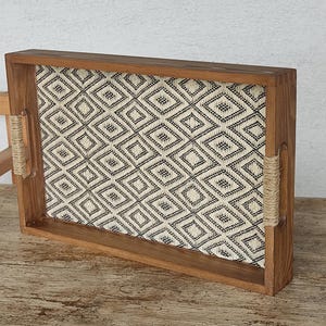 Vassoio da portata in legno nei toni del beige e del grigio. Vassoio da caffè e tè con manici. Design etnico rustico.