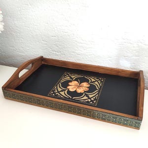 Vassoio da portata in legno con manici, nei colori nero e oro. Vassoio da tè e caffè in stile ottomano. Sofisticato elemento d'arredo.