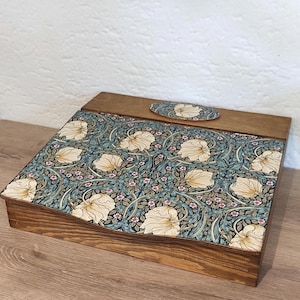 Secretario de mesa de madera decorado con diseño de William Morris. Organizador de escritorio para cartas y papeles de estilo vintage.