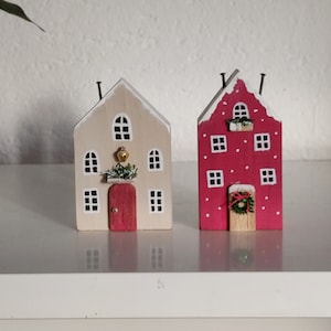 Picole case di legno. Decorazioni di casa. Villaggio in miniatura. Case fatte a mano immagine 3