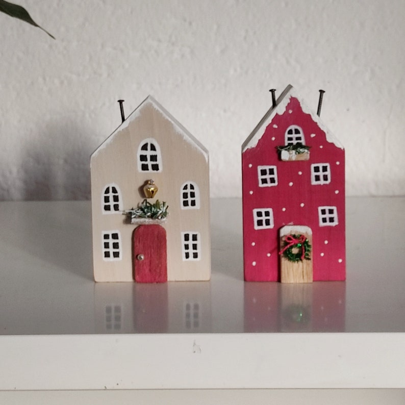 Picole case di legno. Decorazioni di casa. Villaggio in miniatura. Case fatte a mano immagine 3