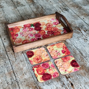 Plateau à thé en bois et sous-verres en bois de style vintage. Roses rouges et motif musical. Tray and coasters