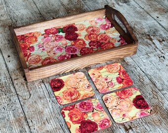 Teetablett aus Holz und Holzuntersetzer im Vintage-Stil. Rote Rosen und Musikmuster.