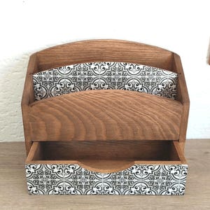 Caja de almacenamiento de letras de madera. Organizador de correo y soporte para teléfono. Estante de correo.