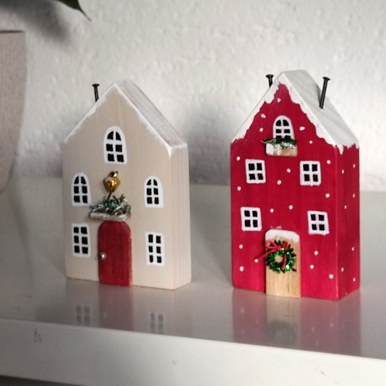 Petittes maisons en bois. Décor de vacances. Village miniature. Maisons d'hiver faites à la main image 5
