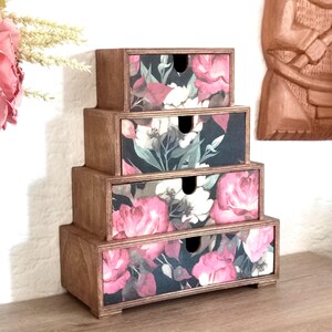 Cassettiera in legno decorata con fiori color bordeaux. Mini contenitore per trucchi. Mobile di farmacia in legno. Mini comò portagioie.
