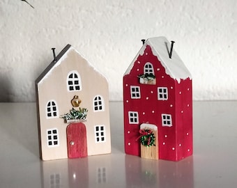 Picole case di legno. Decorazioni di casa. Villaggio in miniatura. Case fatte a mano