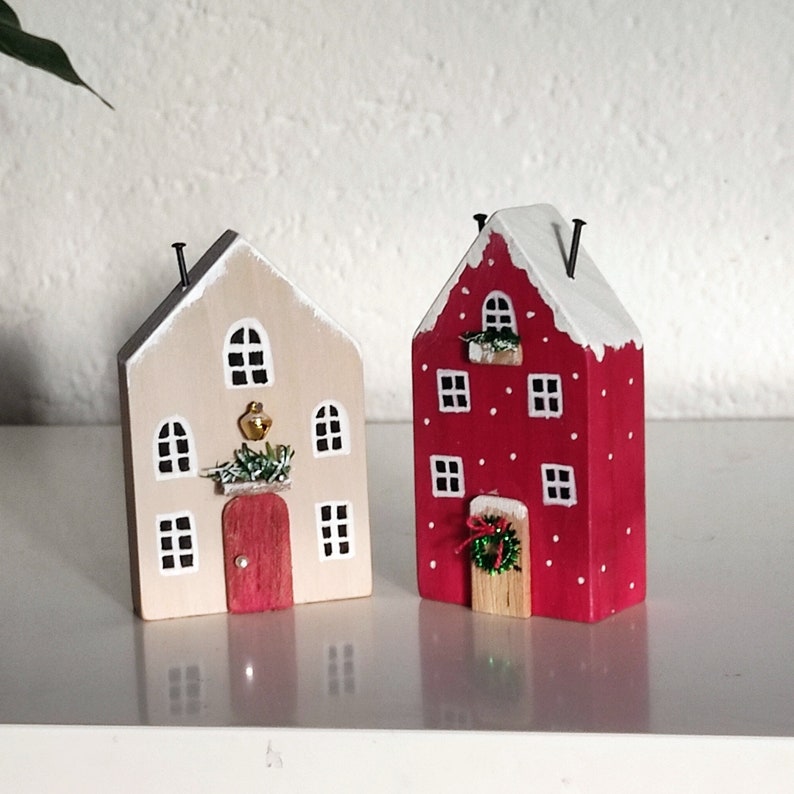 Petittes maisons en bois. Décor de vacances. Village miniature. Maisons d'hiver faites à la main Set