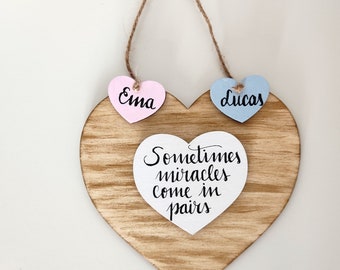 Signo de puerta de bebé gemelos. Recuerdo de bebés. Letrero personalizado de dormitorio doble. Decoración de guardería. Los milagros vienen en pares