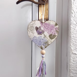 Cuore da appendere in stile vintage con farfalla e fiori – Giardino Vintage. Ornamenti con nappe per pomelli e perline.