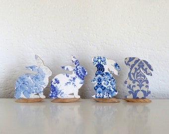 Blaue und weiße Hasen aus Holz. Frühlings-Tier-Tablett-Dekor. Von der Chinoiserie inspiriertes Bauernhaus-Osterdekor. Osterhasen-Ornament