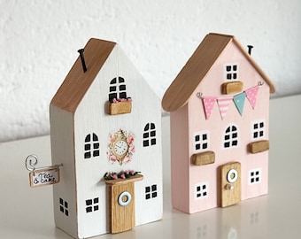 Mini case in legno. Decorazioni primaverili rosa e bianche. Villaggio in miniatura. Case primaverile fatto a mano