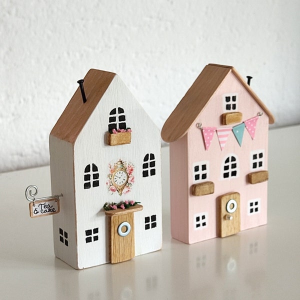 Mini case in legno. Decorazioni primaverili rosa e bianche. Villaggio in miniatura. Case primaverile fatto a mano