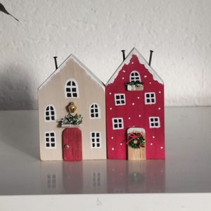 Petittes maisons en bois. Décor de vacances. Village miniature. Maisons d'hiver faites à la main image 2