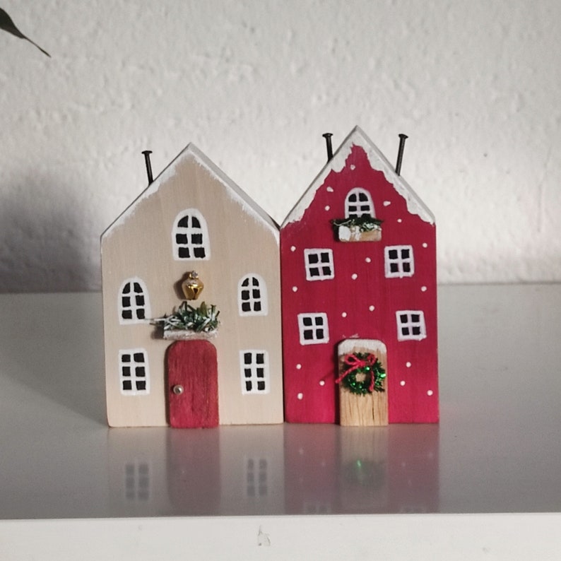 Picole case di legno. Decorazioni di casa. Villaggio in miniatura. Case fatte a mano immagine 2