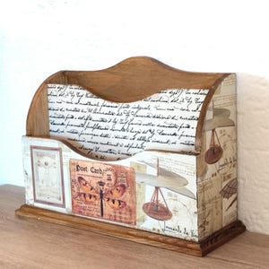 Portalettere da scrivania. Portaposta in legno e portatelefono. Portaposta decorato con invenzioni di Leonardo da Vinci.