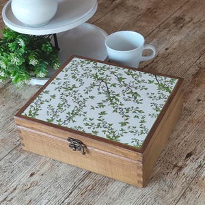 Scatola da tè in legno con decorazione foglie verdi. Confezione regalo per bustine di tè. Portagioie.