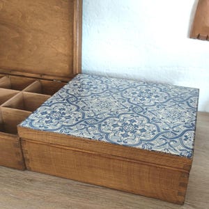 Scatola da tè in legno personalizzata con nove scomparti e decorazione imitazione piastrelle blu petrolio. Portagioie.