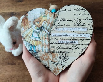 Ornamento a forma di cuore in legno di Alice nel Paese delle Meraviglie. Appendiabiti per porta. Decorazioni per la casa a forma di cuore.