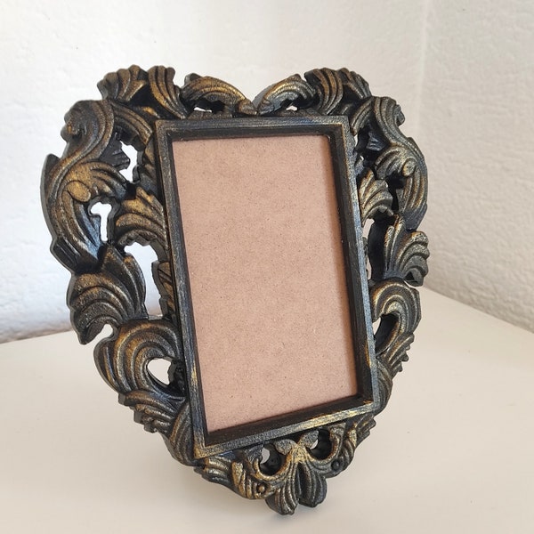 Cadre photo gothique noir en forme de coeur. Cadre photo de style vintage baroque antique