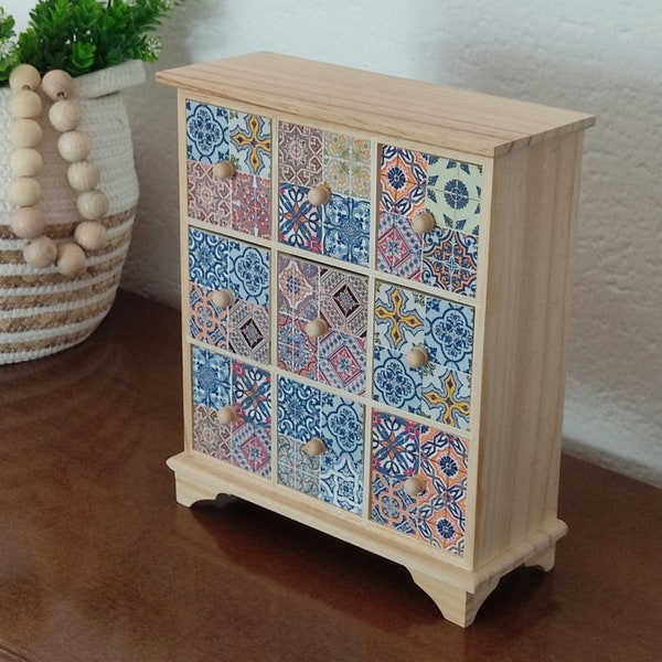 Meuble de table en bois naturel avec 9 tiroirs décorés de carreaux multicolores. Mini commode pour bijoux. Apothicaire. Boîte à Bijoux.