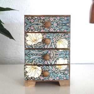Mini-ladekast op tafelblad. Op William Morris geïnspireerde lades. Sieraden organisator. Houten containerdoos.