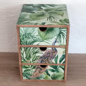 Mini commode de table en bois. Organisateur de bijoux ou de maquillage avec motif paon. Mini meuble. Récipient de maquillage.