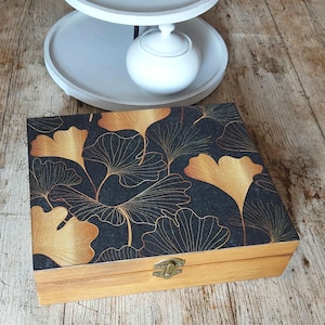 Teebox aus Holz mit dunklem Ginkgoblätter-Design. Mehrzweck-Teebeutel- oder Schmuckaufbewahrungsbox.