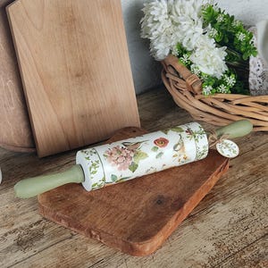Mattarello fatto a mano in stile vintage con rose. Decorazione rustica per la cucina.