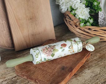 Mattarello fatto a mano in stile vintage con rose. Decorazione rustica per la cucina.