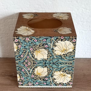 Tapa de madera para caja de pañuelos con diseño floral de William Morris. Diseño vintage artístico hecho a mano.
