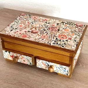Mini-bureauladekast met William Morris-ontwerp. Opberger voor aandenken of sieraden. Make-upcontainerdoos.