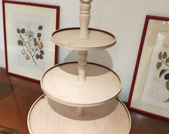 50 cm plateau en bois à niveaux. Plateau fort à plusieurs niveaux pour les objets de décoration plus lourds.