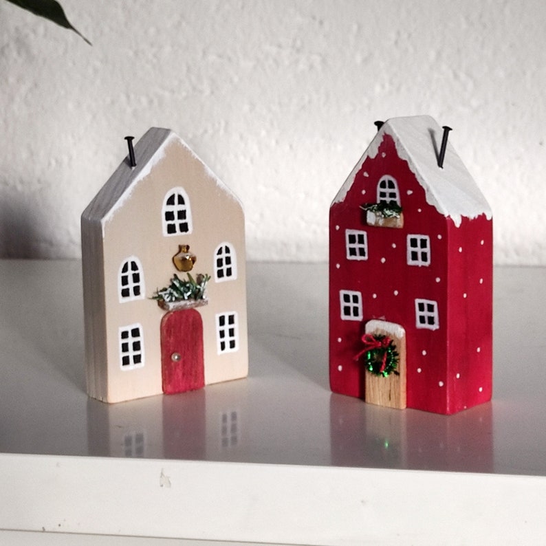 Picole case di legno. Decorazioni di casa. Villaggio in miniatura. Case fatte a mano immagine 4