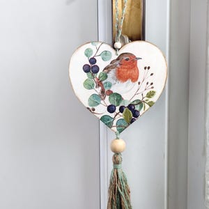 Cuore in legno da appendere. Ornamenti con nappe per pomelli delle porte - Uccello e rami di eucalipto.